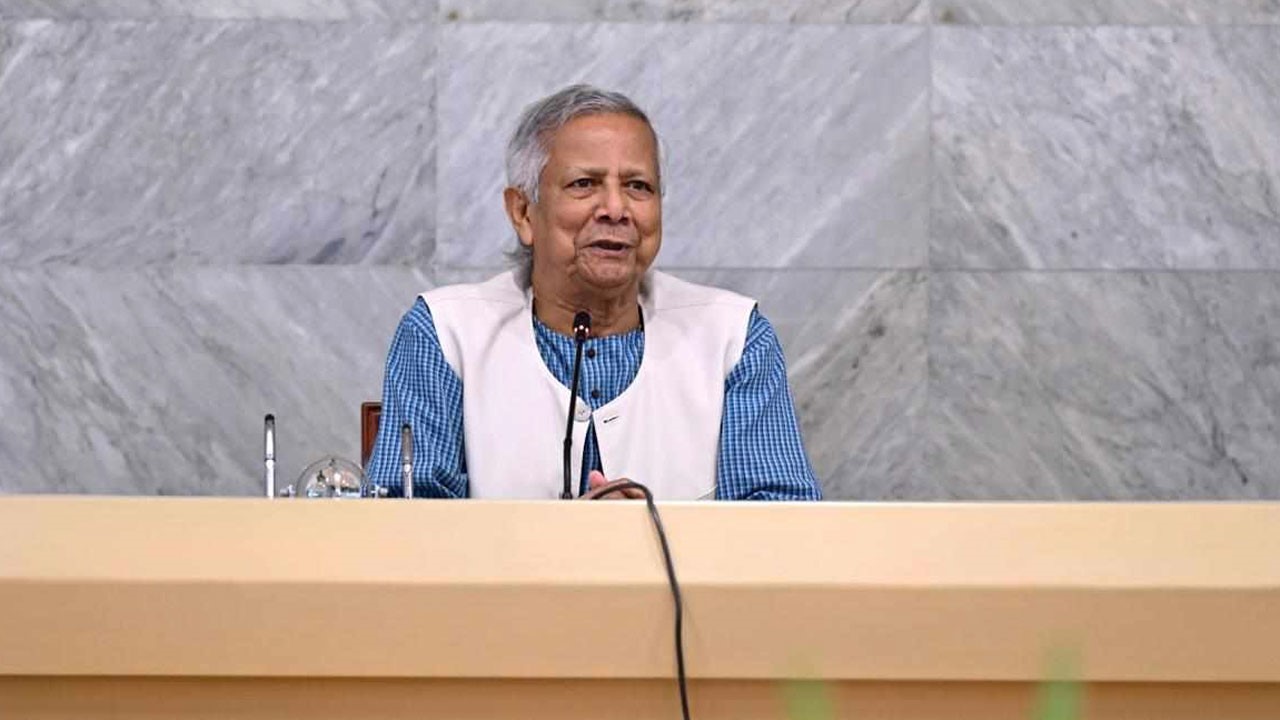 দেশে বিশৃঙ্খলা সৃষ্টিতে হাসিনার সহযোগীরা বিপুল অর্থ ব্যয় করছে: প্রধান উপদেষ্টা