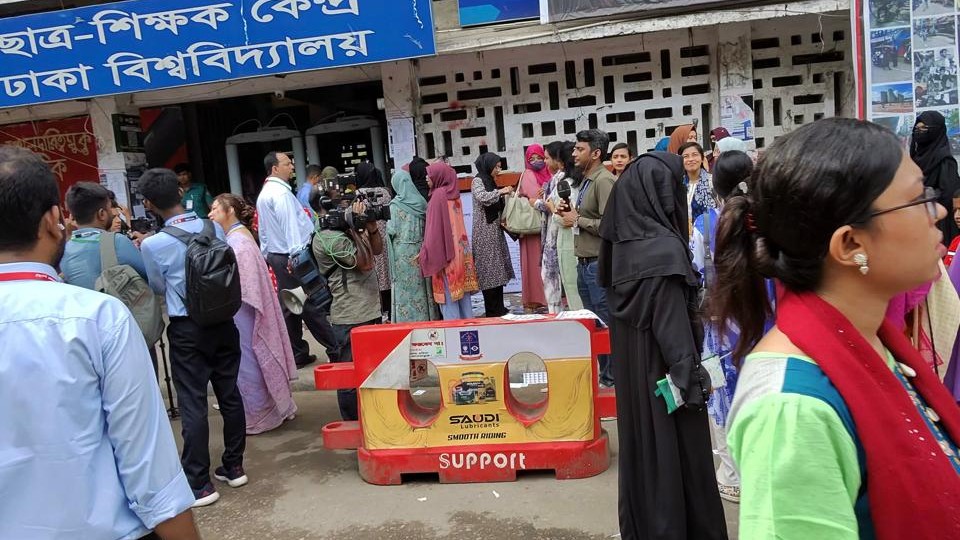 কঠোর নিরাপত্তায় চলছে ডাকসু ভোট গ্রহন