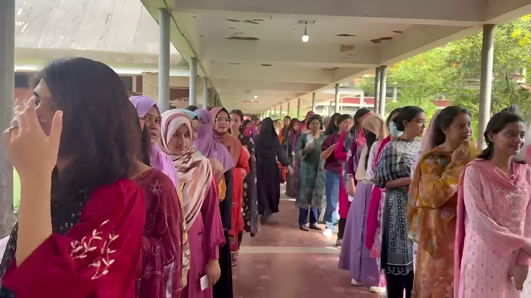 ভোটার লাইনে প্রচারণায় ভোগান্তি, ক্ষোভ শিক্ষার্থীদের