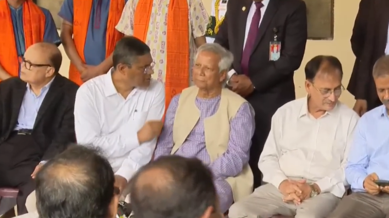 ঢাকেশ্বরী মন্দিরে প্রধান উপদেষ্টার পরিদর্শন