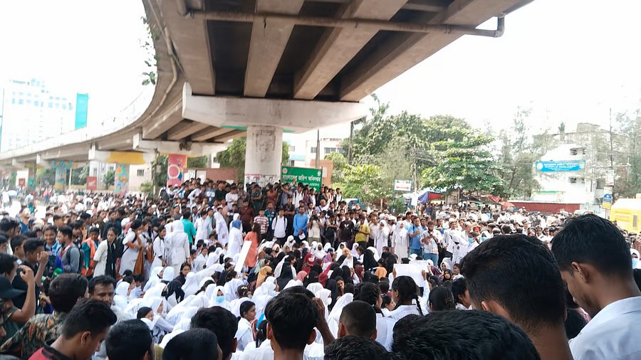 তিন দফা দাবিতে সাতরাস্তায় কারিগরি শিক্ষার্থীদের অবরোধ