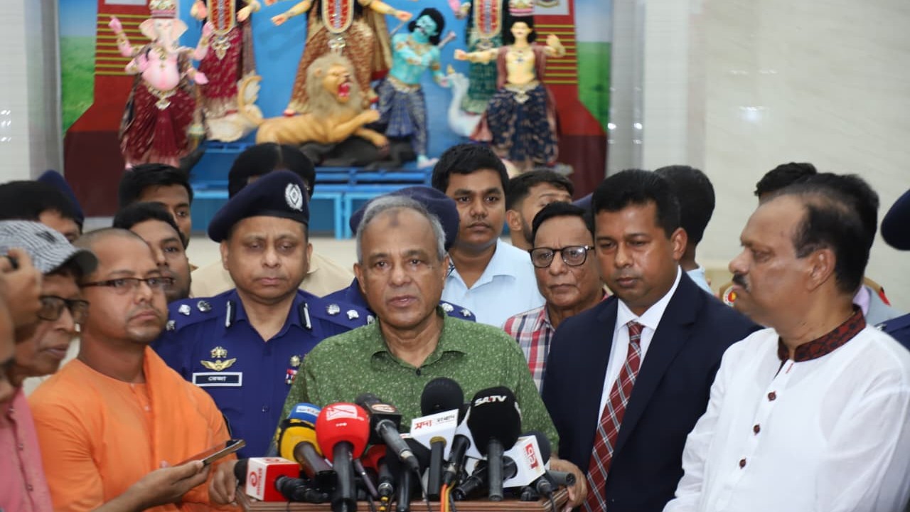 নিরাপত্তা ঝুঁকি নেই, শান্তিপূর্ণ হবে শারদীয় দুর্গাপূজা : স্বরাষ্ট্র উপদেষ্টা