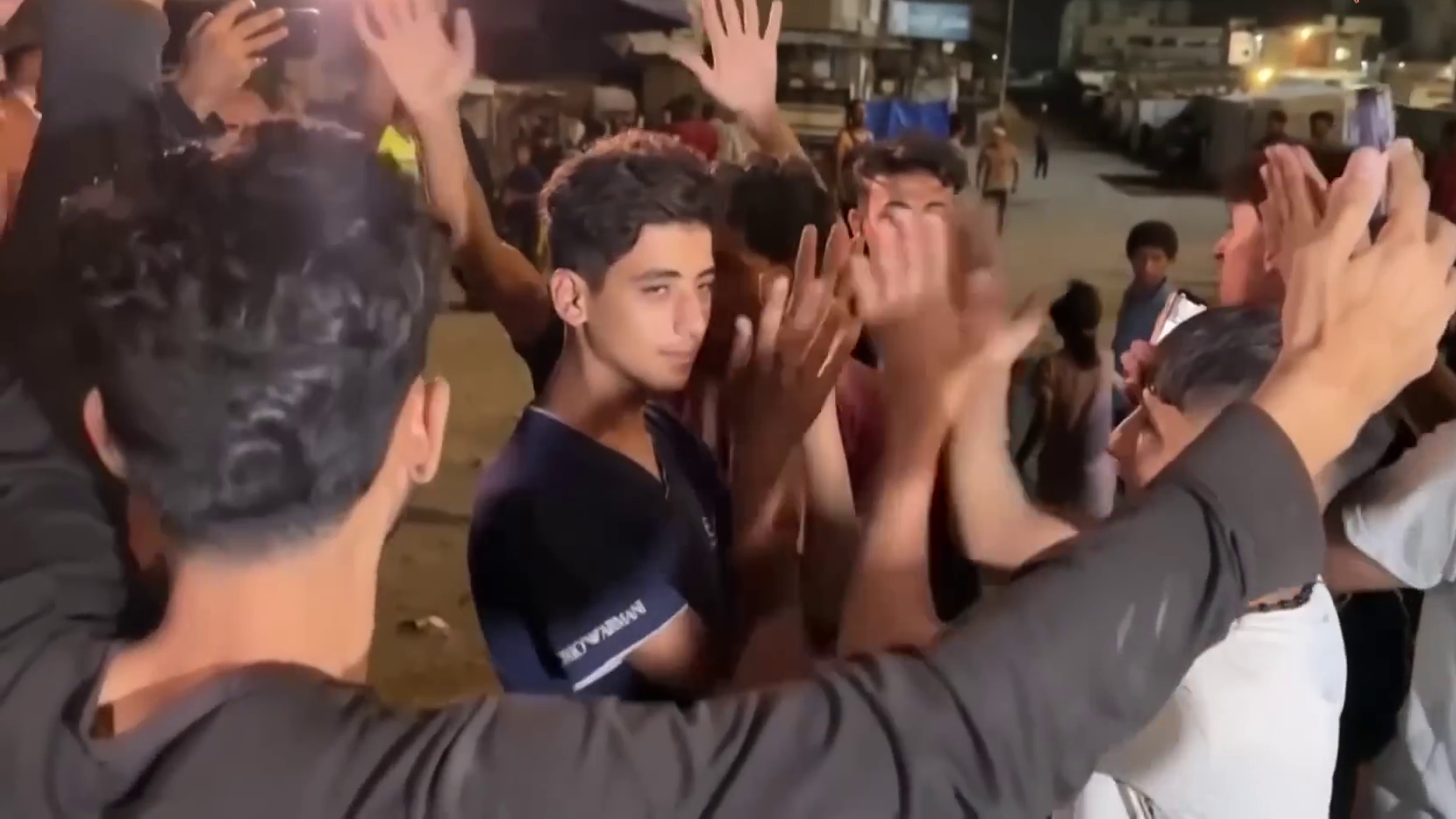 গাজায় যুদ্ধবিরতি চুক্তি ঘোষণার পর ফিলিস্তিনি ও ইসরায়েলিদের উল্লাস