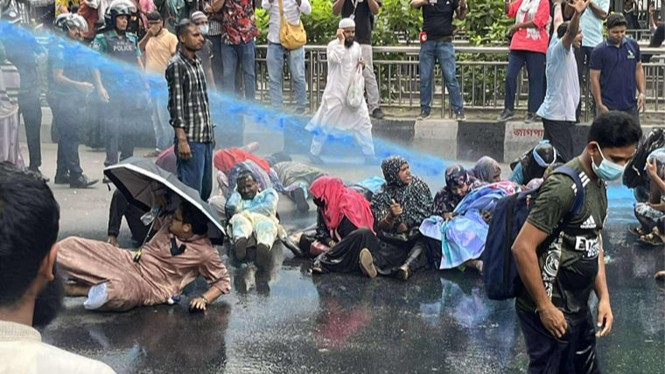 জলকামান ও সাউন্ড গ্রেনেডের কারণে ছত্রভঙ্গ শিক্ষকেরা