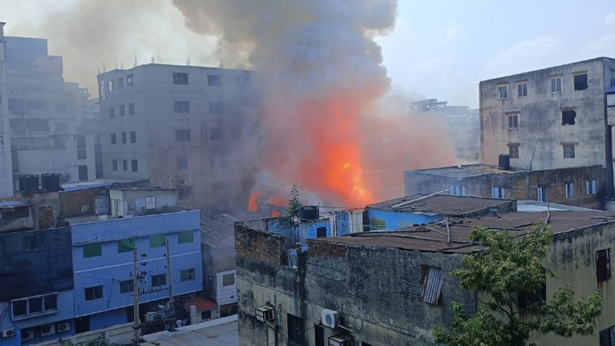 রূপনগরের আগুনে ১৬ জনের মৃত্যু, নিখোঁজ অনেকে