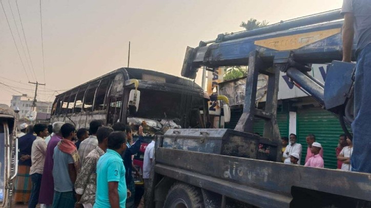 ময়মনসিংহের ফুলবাড়িয়ায় বাসে আগুন, চালকের মৃত্যু